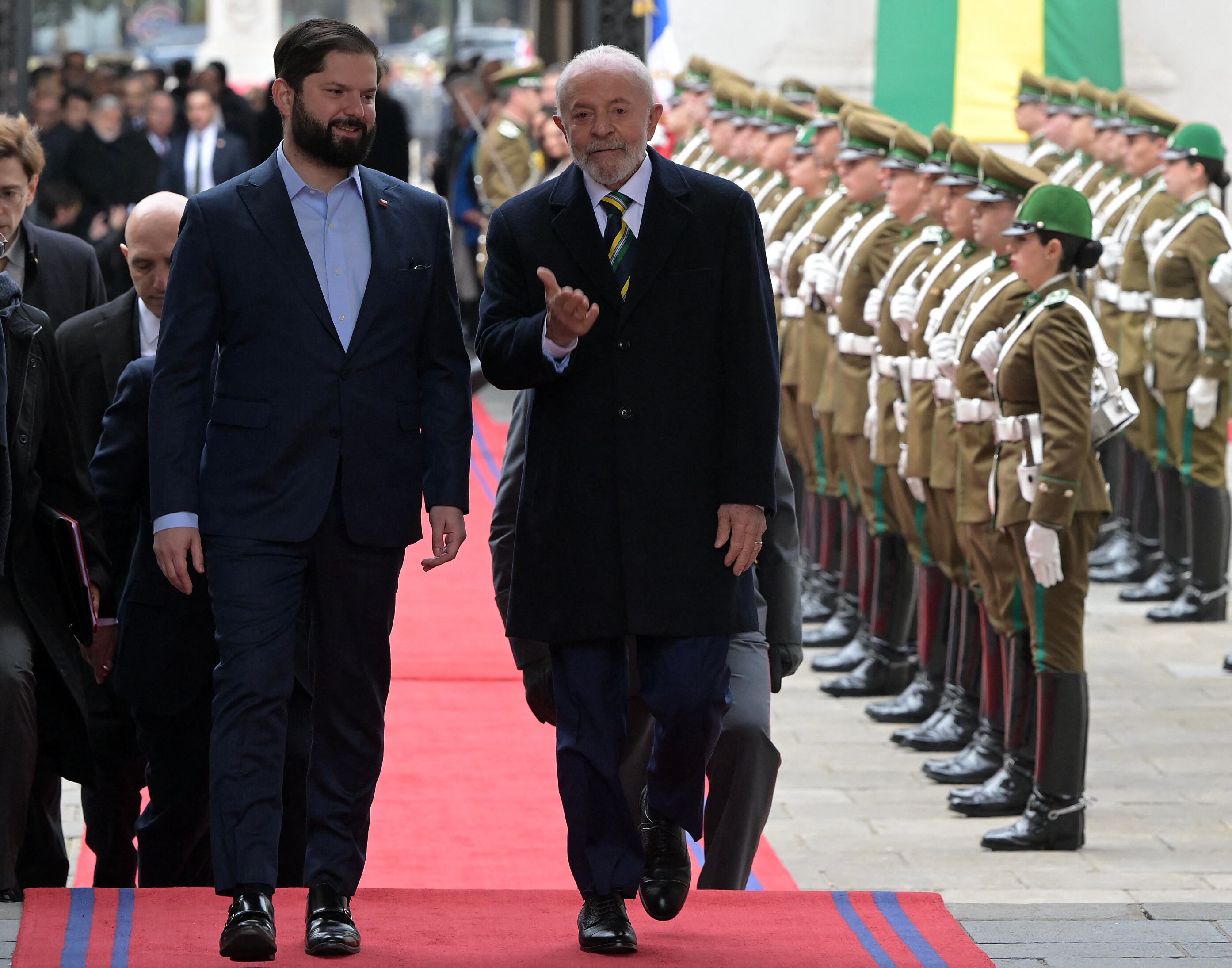 El Presidente de Chile, Gabriel Boric (L), escucha al Presidente de Brasil, Luiz Inácio Lula da Silva, a su llegada al palacio presidencial de La Moneda en Santiago el 5 de agosto de 2024. Lula da Silva está en visita oficial a Chile para discutir cuestiones económicas y relaciones bilaterales. (Foto de Rodrigo ARANGUA/AFP)