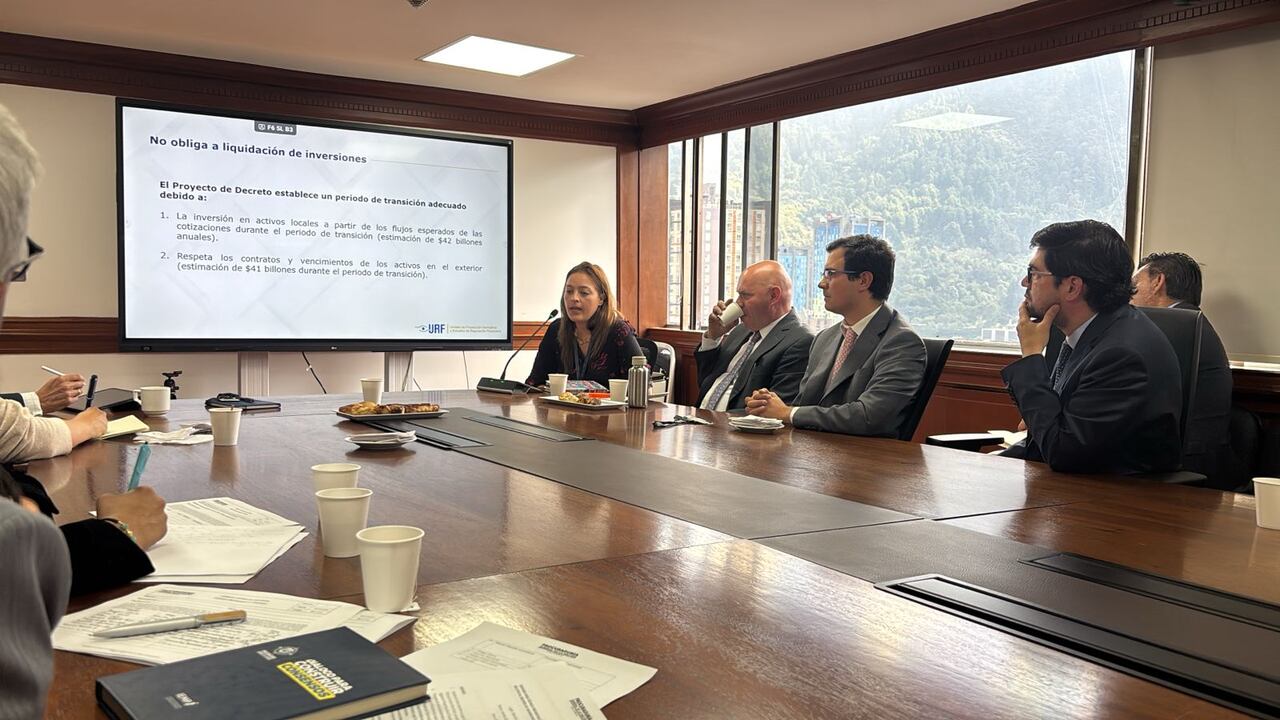Funcionarios de la Unidad de Regulación Financiera, minHacienda y Superfinanciera estuvieron atendiendo la reunión en la Procuraduría.