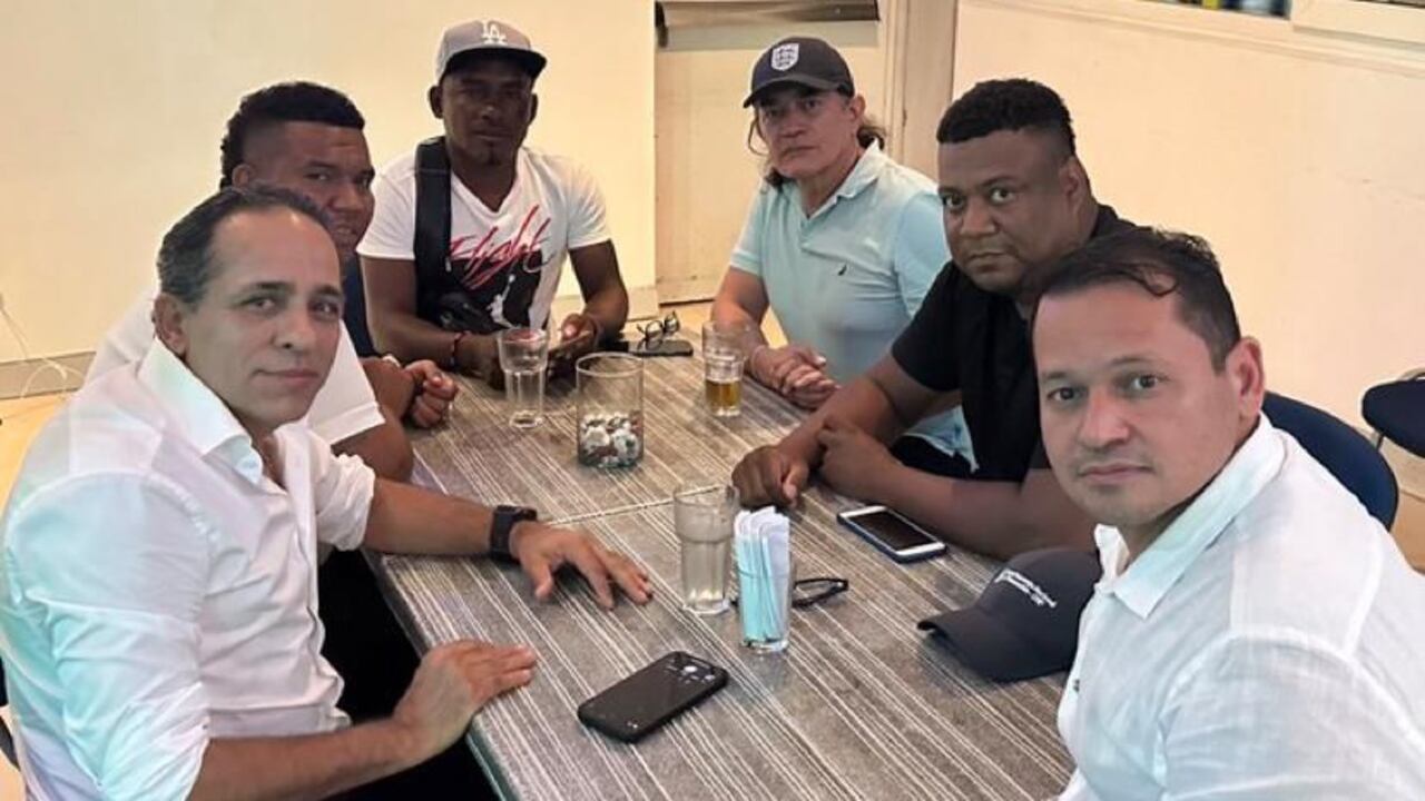 Alexánder López (DNP), Gustavo Bolívar (DPS) y el representante Alejandro Ocampo con voceros de los Shottas y Espartanos.