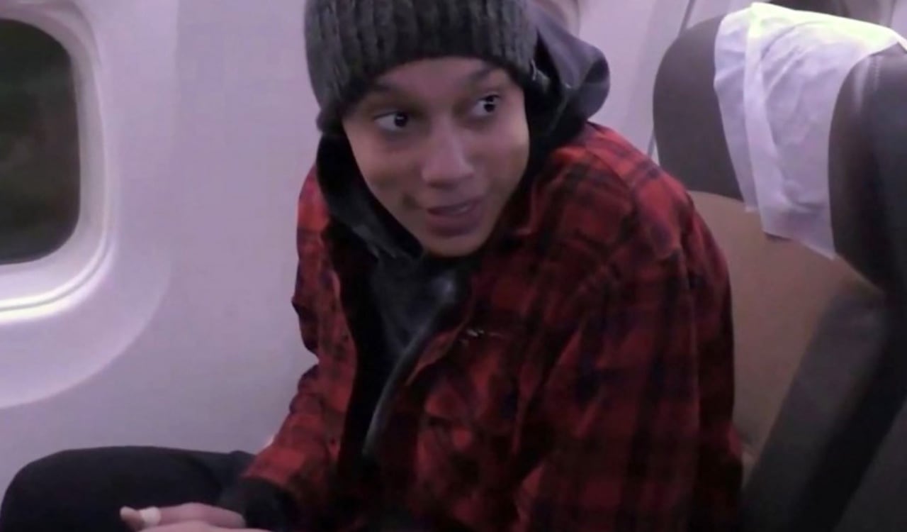 La basquetbolista estadounidense Brittney Griner es liberada tras ser intercambiada por el traficante de armas ruso, Viktor Brout.