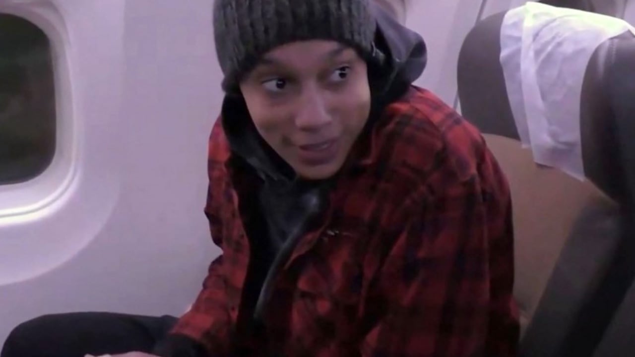 La basquetbolista estadounidense Brittney Griner es liberada tras ser intercambiada por el traficante de armas ruso, Viktor Brout.