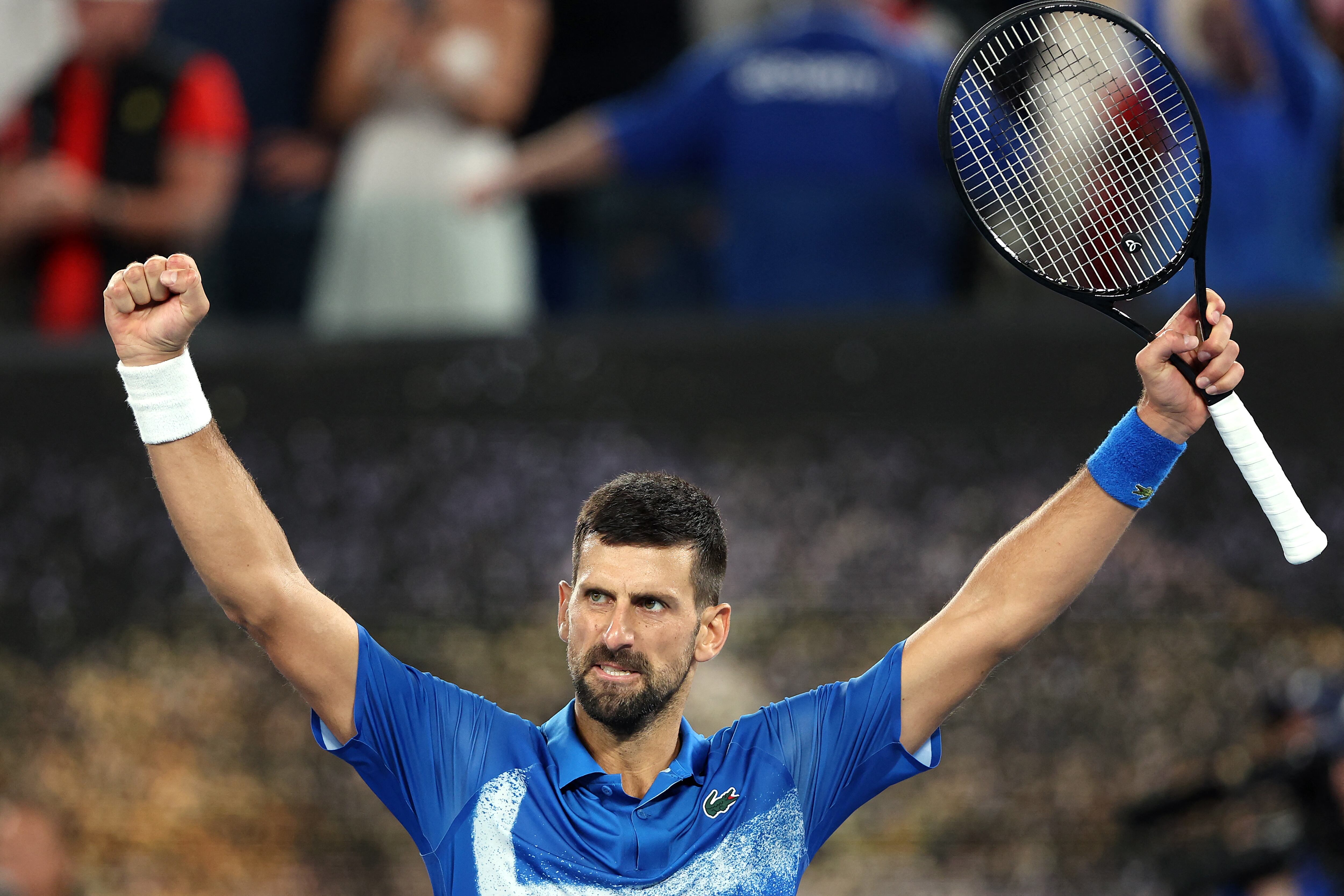 El serbio Novak Djokovic celebra su victoria sobre el español Carlos Alcaraz tras su partido de cuartos de final de individuales masculinos en la décima jornada del Abierto de Australia de tenis en Melbourne el 22 de enero de 2025.