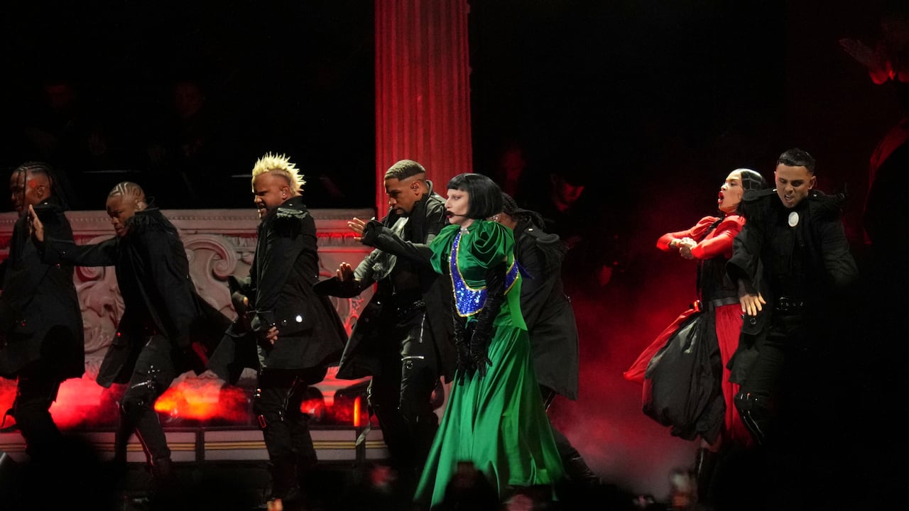 Lady Gaga, en el centro, se presenta durante su concierto gratuito en la playa de Copacabana en Río de Janeiro, el sábado 3 de mayo de 2025. (Foto AP/Silvia Izquierdo)