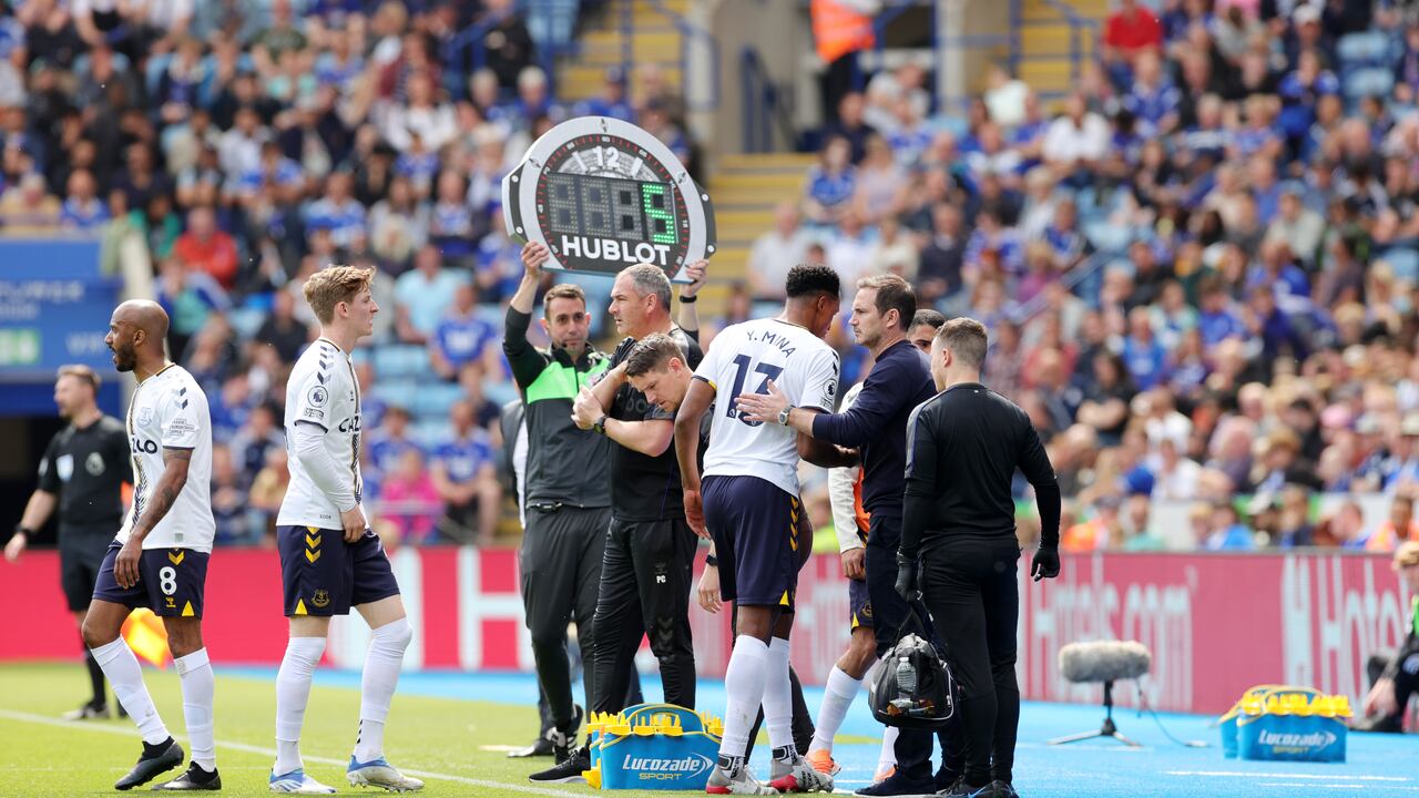 Yerry Mina tuvo que ser retirado en el juego ante Leicester City.