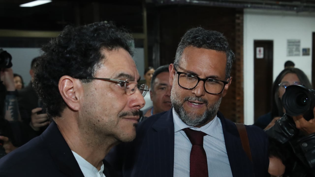 Bogotá, Julio 28 de 2025. Caso Álvaro Uribe el senador Iván Cepeda y el abogado Miguel Angel del río ofrecieron declaraciones a medios.