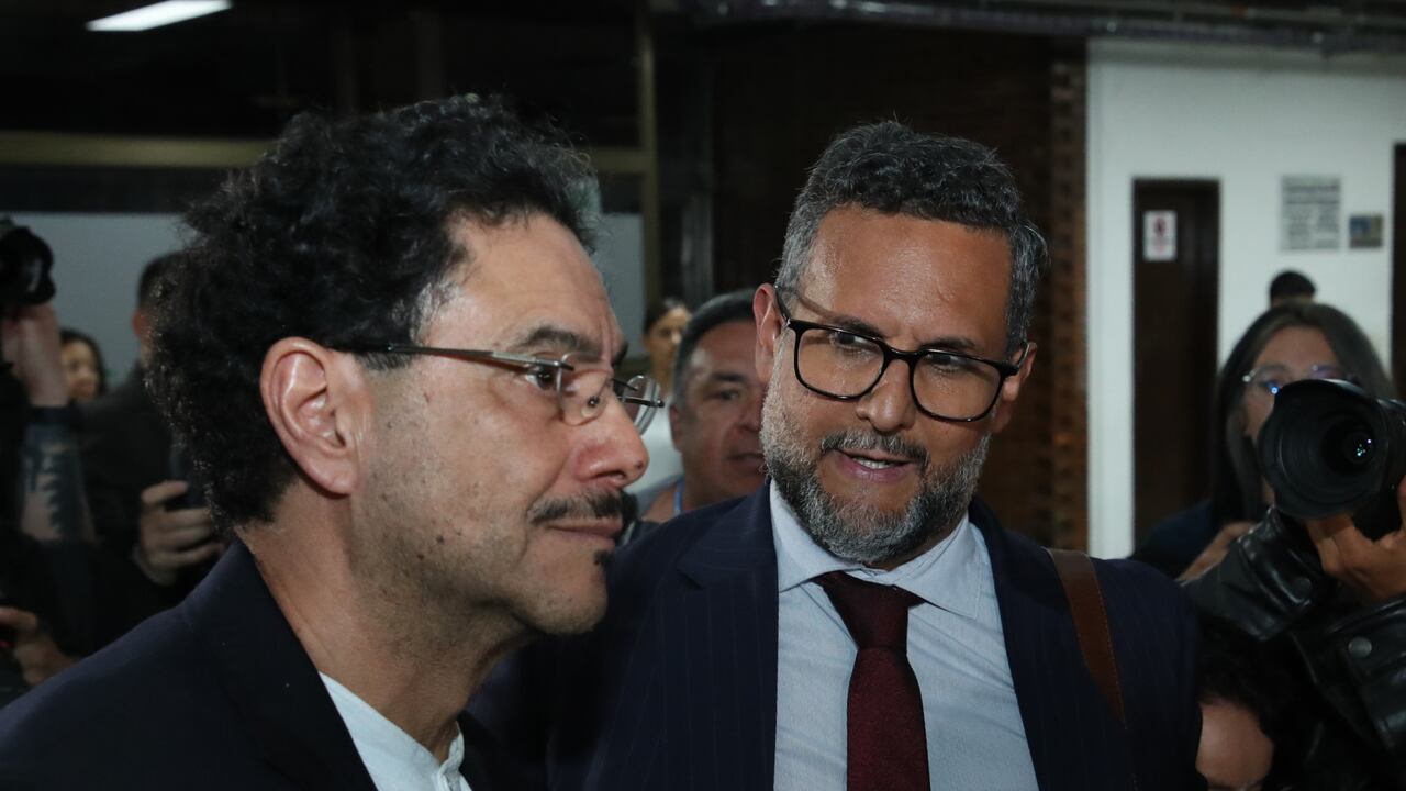 El senador Iván Cepeda y el abogado Miguel Ángel del Río en el complejo judicial de Paloquemao.
