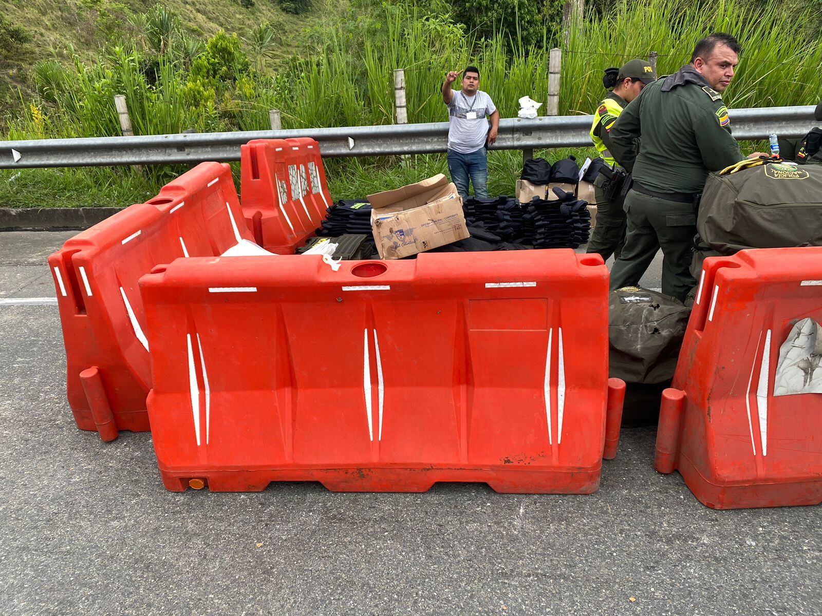 El armamento de la Policía Nacional era transportado en dos camiones de la misma institución.