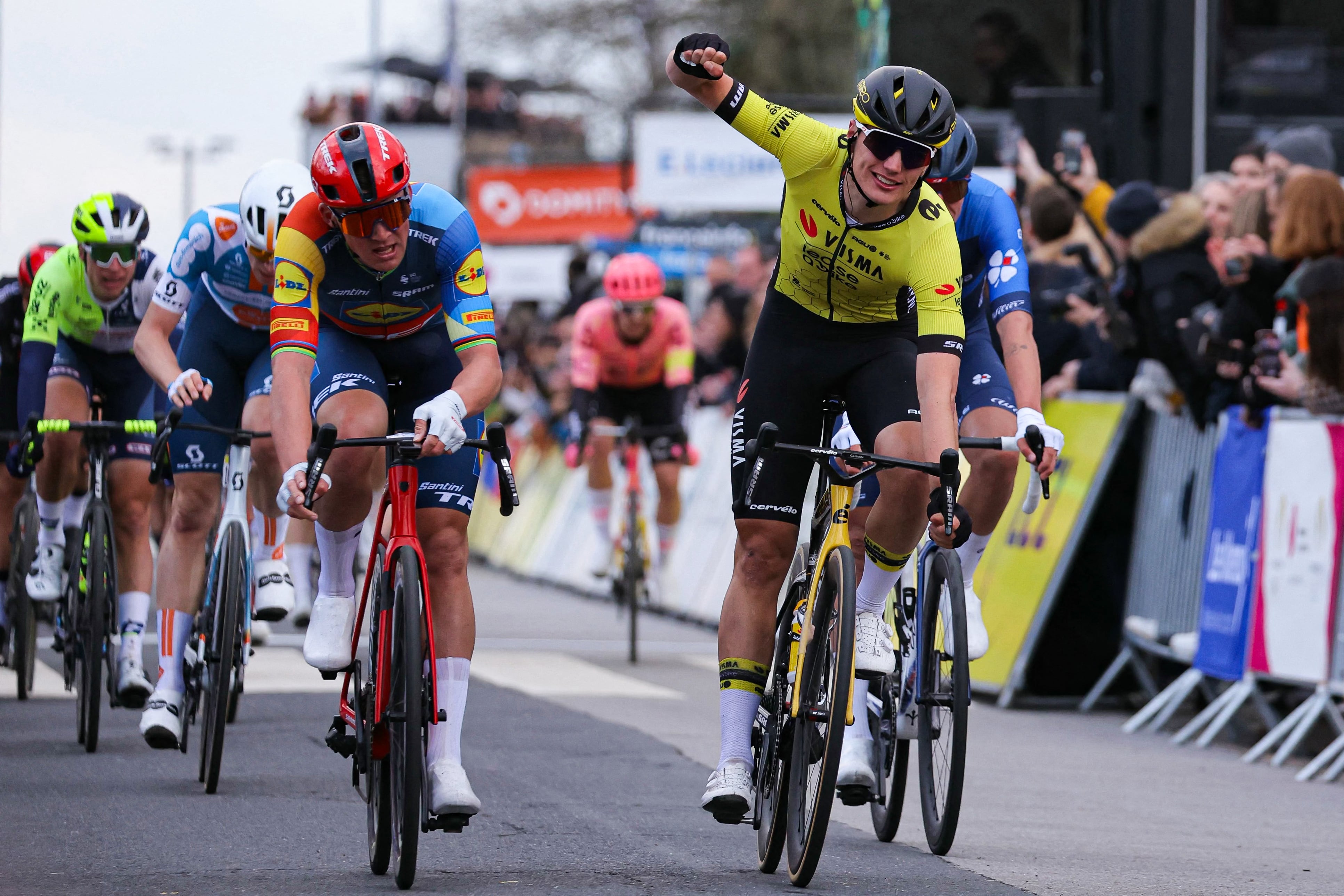 El ciclista holandés del equipo Visma-Lease a Bike, Olav Kooij (derecha), celebra cuando cruza la línea de meta por delante del ciclista danés Mads Pedersen (i), del Lidl-Trek, para ganar la primera etapa de la carrera ciclista París-Niza, 158 km entre Les Mureaux. y Les Mureaux, el 3 de marzo de 2024. (Foto de Thomas SAMSON / AFP)