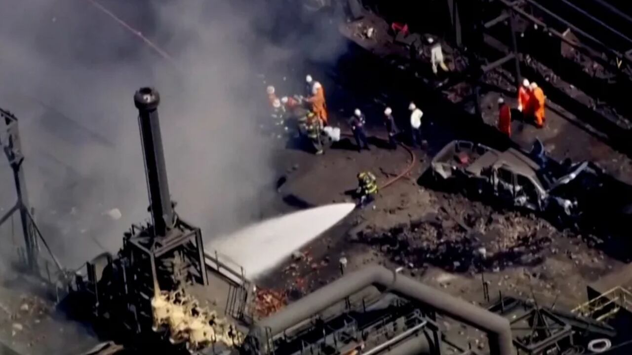 Los equipos de rescate están trabajando para recuperar a los trabajadores atrapados entre los escombros