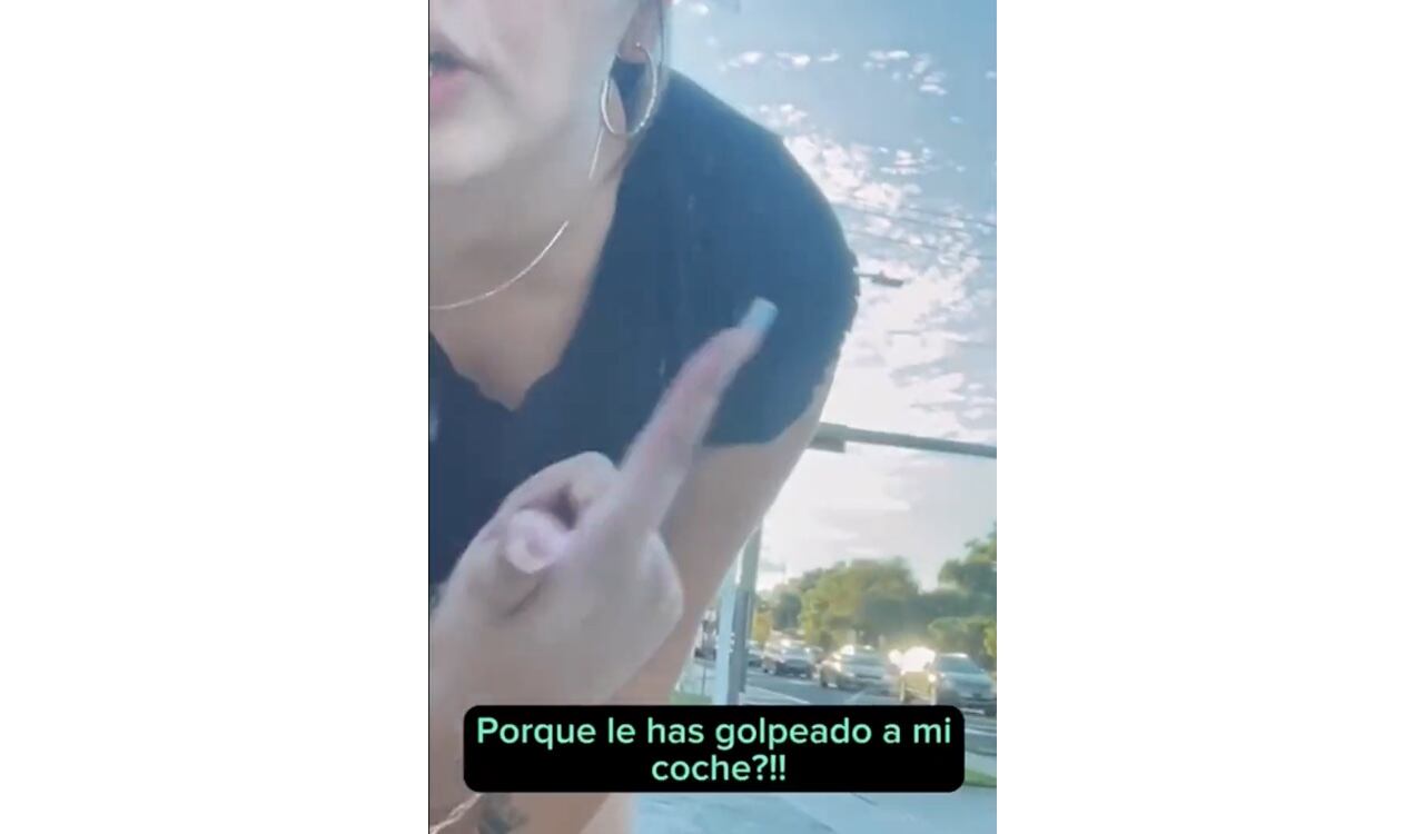 ¿Por qué le has pegado a mi coche? Dice la mujer, a pesar que ella tuvo la culpa de lo ocurrido