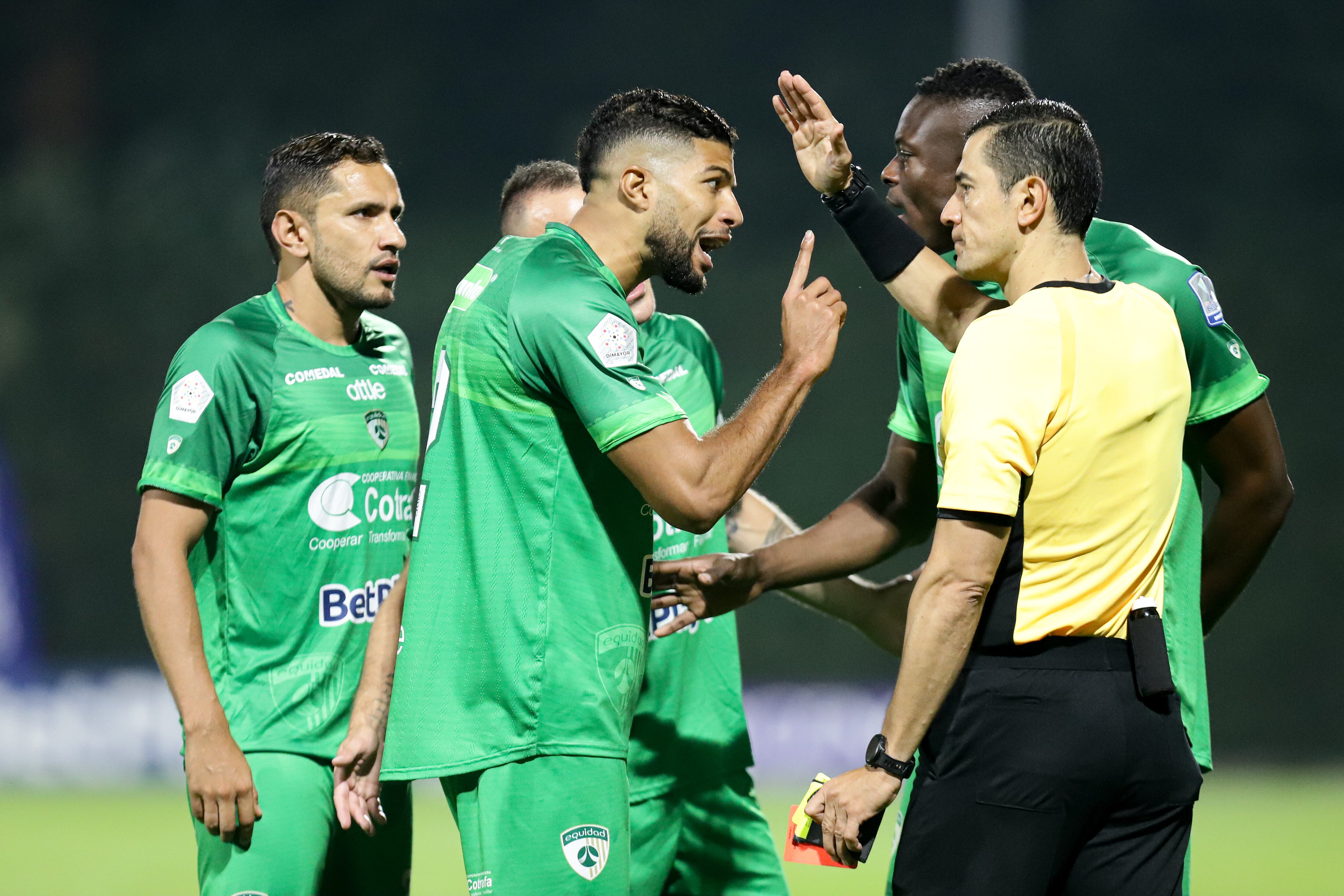 El árbitro Andrés Rojas durante un partido de la Liga colombiana.