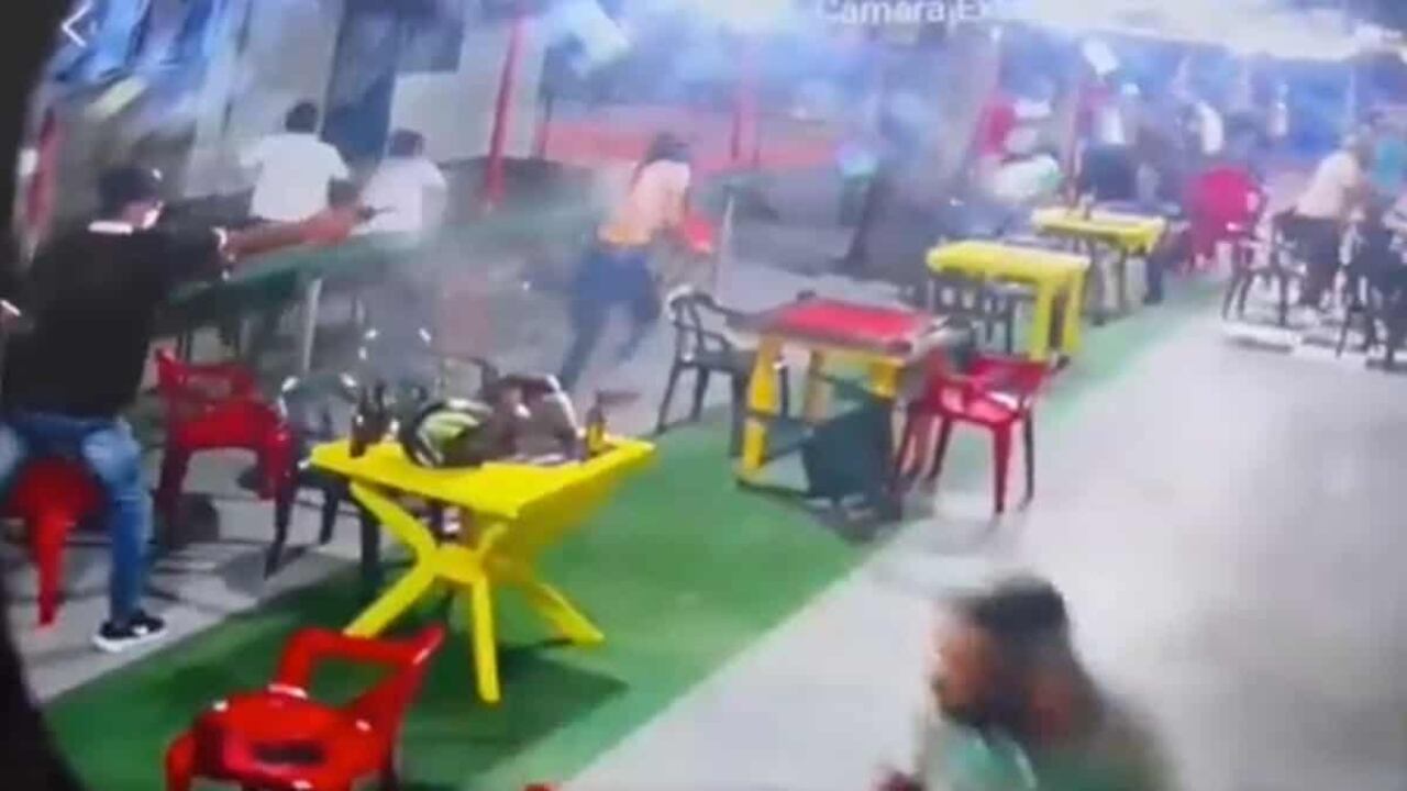 Los hombres dispararon contra dos personas que resultaron gravemente heridas.