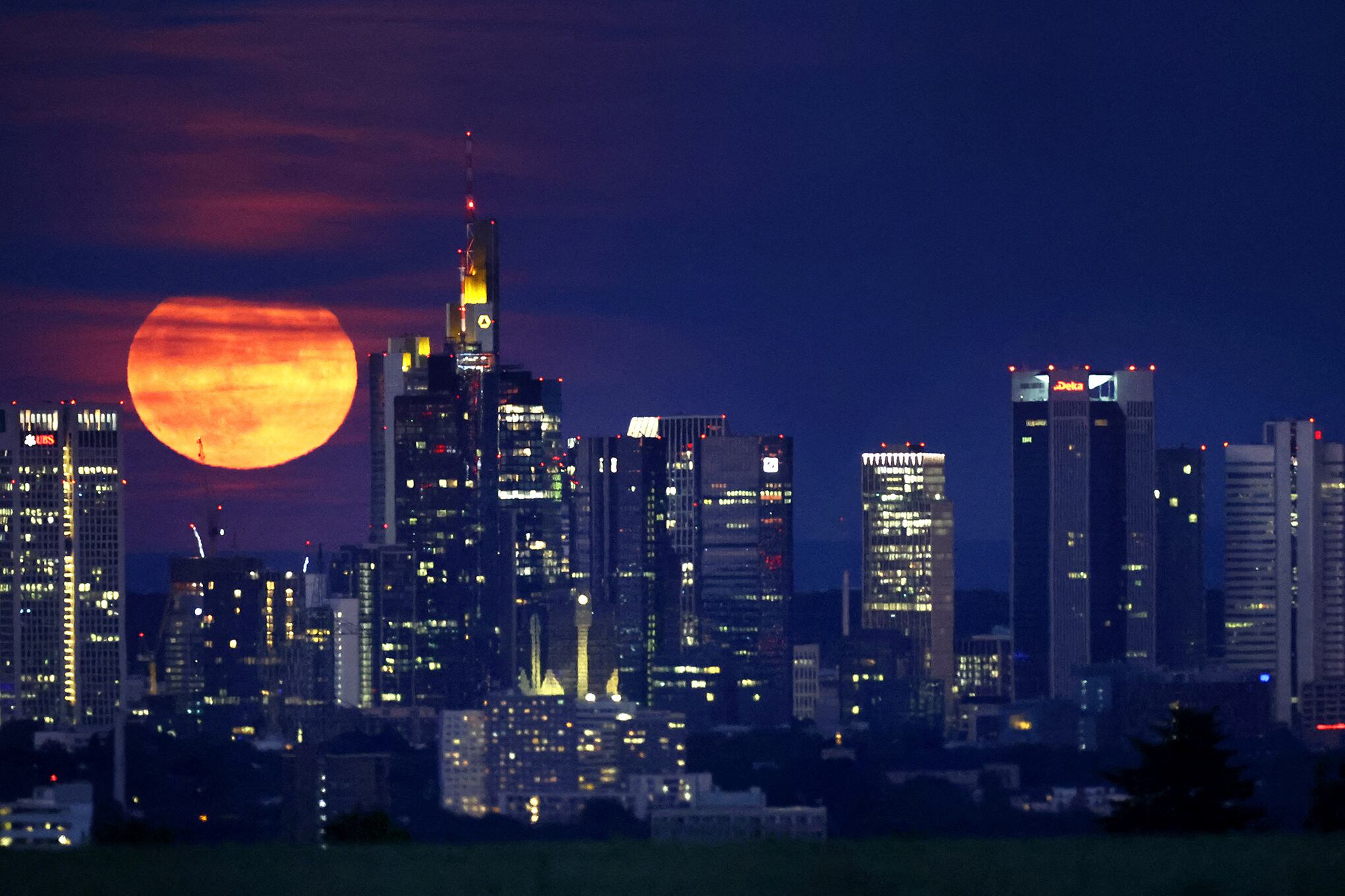 Strawberry Moon deslumbra en el cielo nocturno