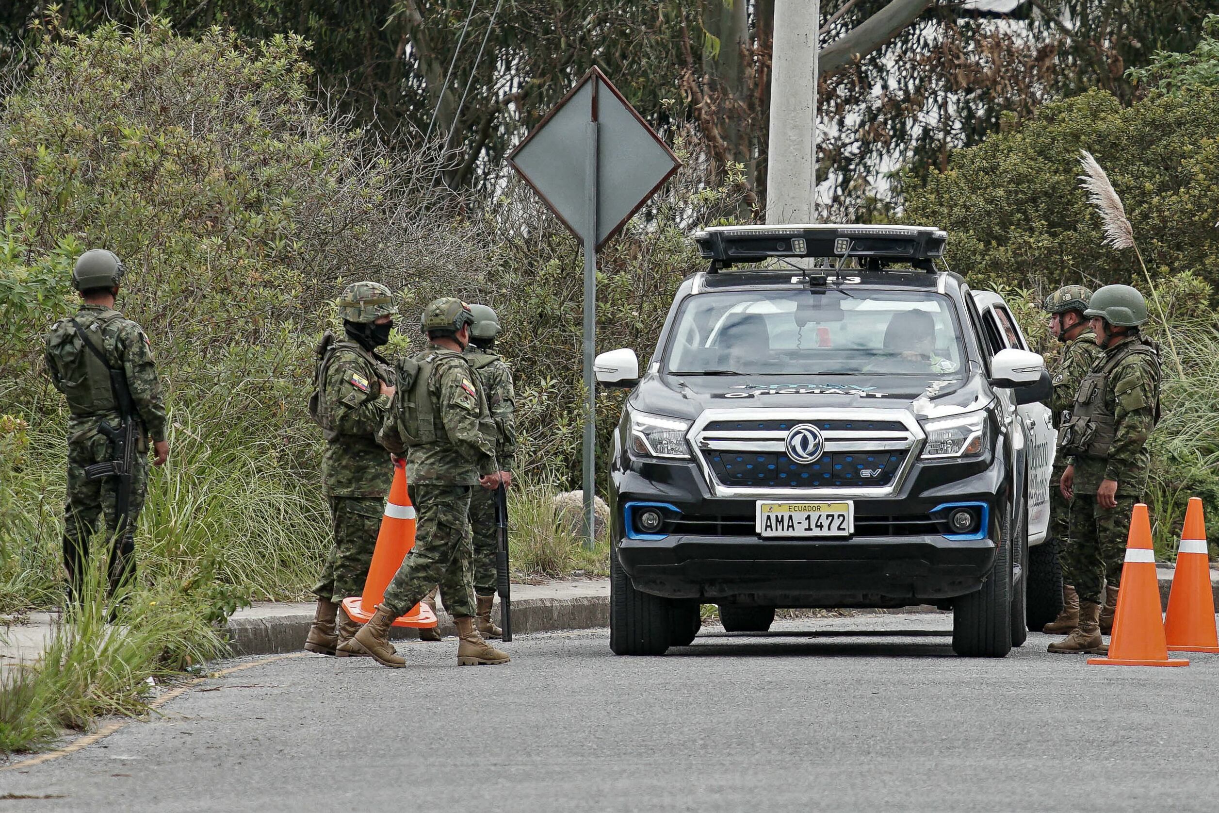 Los soldados se encuentran en un puesto de control fuera de la prisión de Turi mientras los reclusos mantienen como rehenes a los guardias de la prisión, en Cuenca, Ecuador.