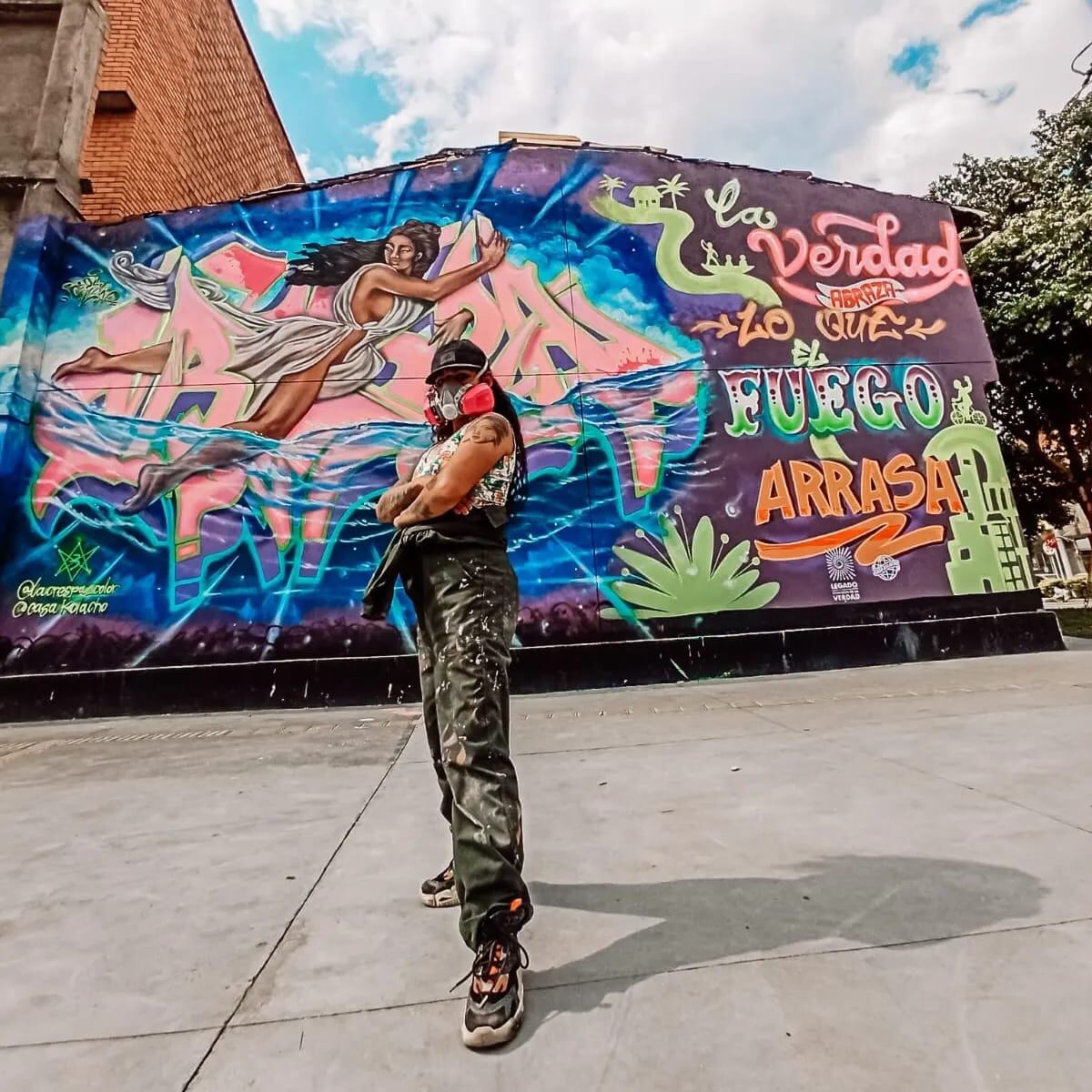 La Crespa al finalizar el mural 'La verdad abraza lo que el fuego arrasa'.