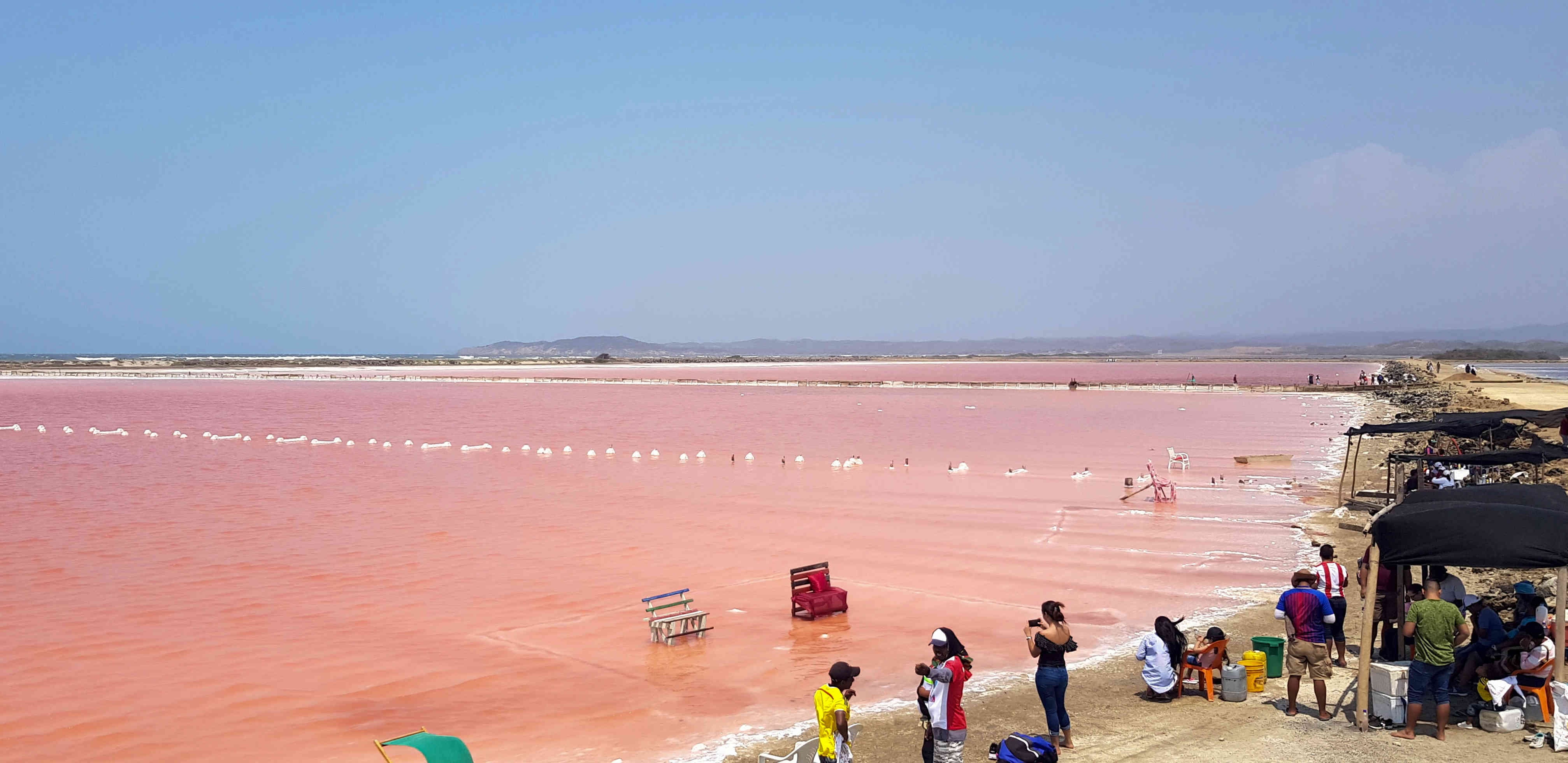 Se prevé que a finales de abril, cuando se inicie la temporada de lluvias en la región, desaparezca el color rosa de las aguas.