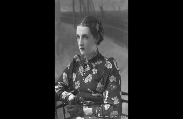 González se inició como retratista en los años 30, época a la que pertenece esta fotografía. Y al final de su carrera se desempeñó como fotógrafo oficial de la Presidencia de la República, puesto que ocupó por un total de 16 años. La mayor parte de su obra, sin embargo, está ligada a su estudio: "Foto Sady", la primera empresa independiente de reportería gráfica de Colombia