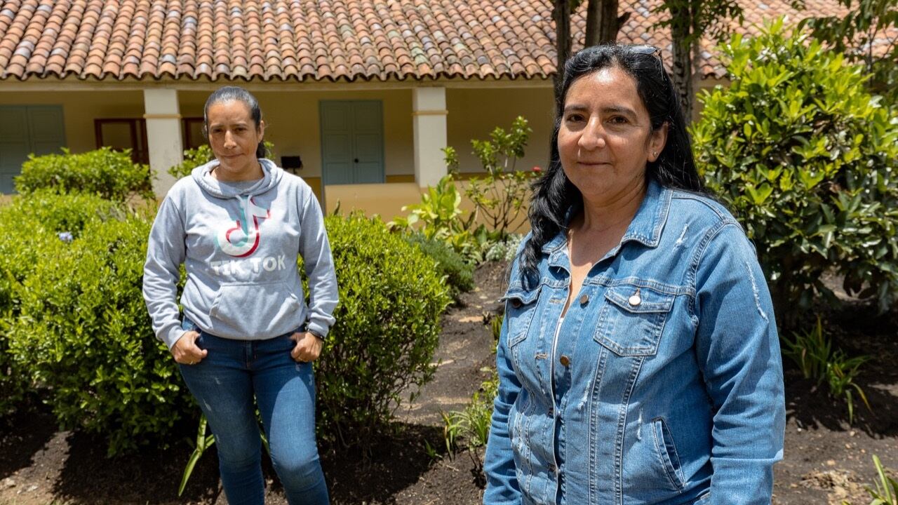 Aura (izquierda) y Yaneth (derecha) Robles Pardo, dos auxiliares de investigación del Herbario del Instituto Humboldt, pintan de verde los cerros de Villa de Leyva.