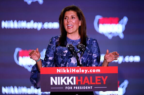 Los votantes de New Hampshire emitieron hoy sus votos en las elecciones primarias de su estado. Con el abandono del gobernador de Florida, Ron DeSantis, de la carrera el domingo, el expresidente Donald Trump y la exembajadora de la ONU, Nikki Haley, están luchando en esta primera primaria en el país. (Foto de Tasos Katopodis/Getty Images)