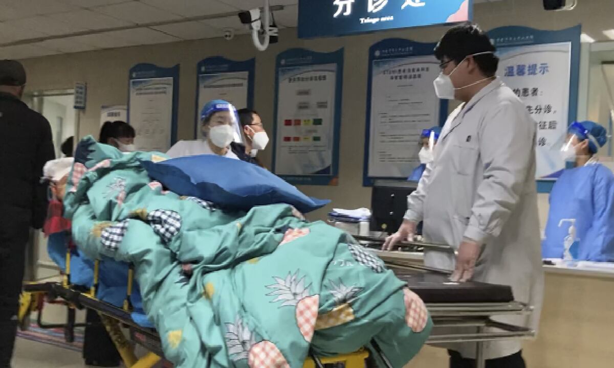 China flexibilizó sus políticas de 'cero covid' y ahora los casos se disparan en medio de la amenaza que representan las mutaciones del virus.