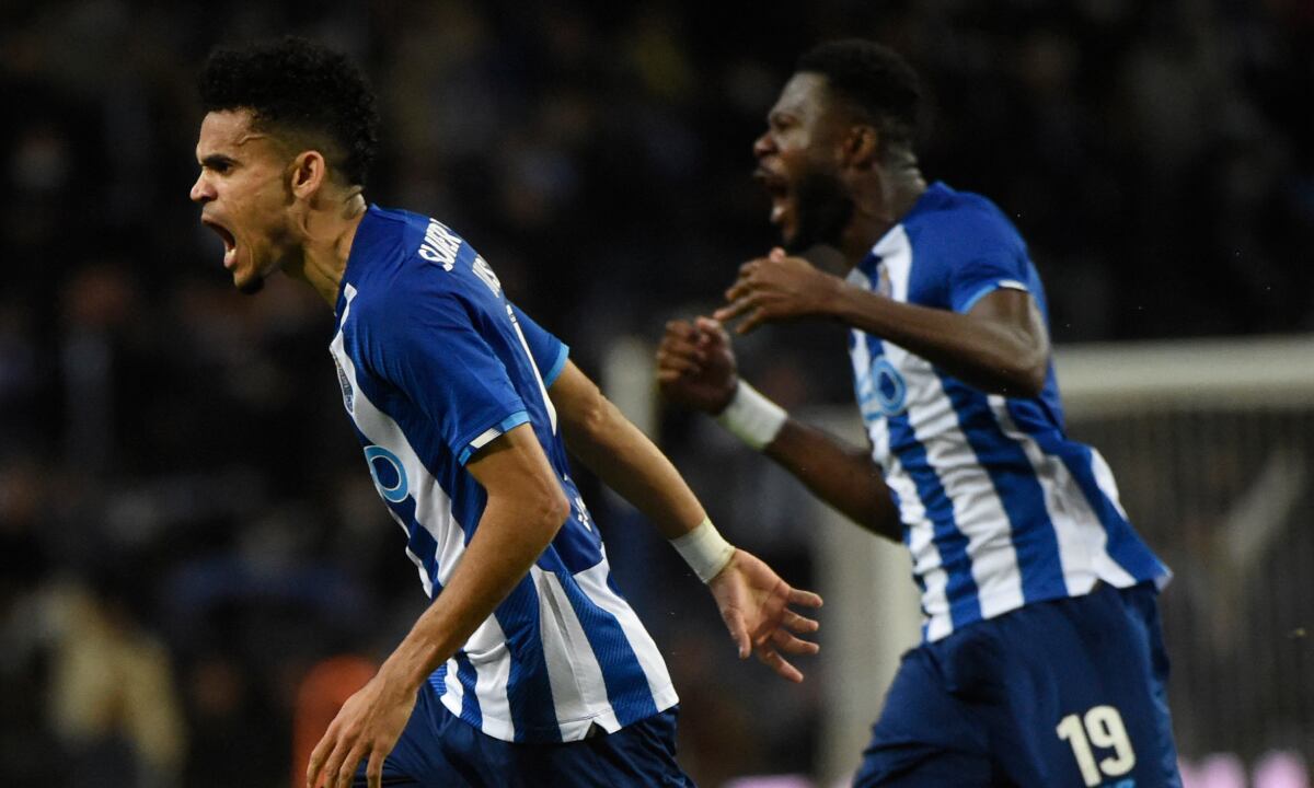 FC Porto's Colombian midfielder Luis Diaz celebrates after scoring a goal during the Portuguese league football match between FC Porto and Vitoria Guimaraes SC at the Dragao stadium in Porto on November 28, 2021.
AFP/MIGUEL RIOPA