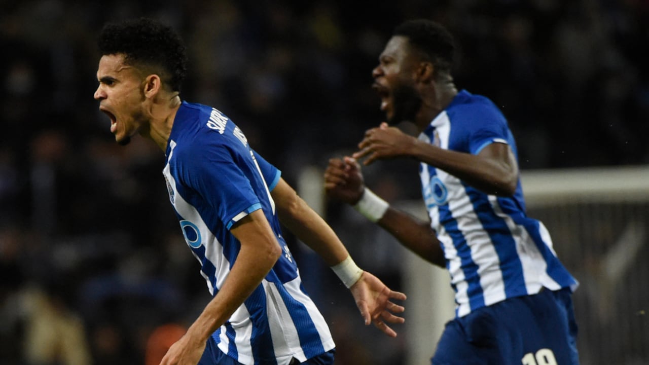 FC Porto's Colombian midfielder Luis Diaz celebrates after scoring a goal during the Portuguese league football match between FC Porto and Vitoria Guimaraes SC at the Dragao stadium in Porto on November 28, 2021.
MIGUEL RIOPA / AFP