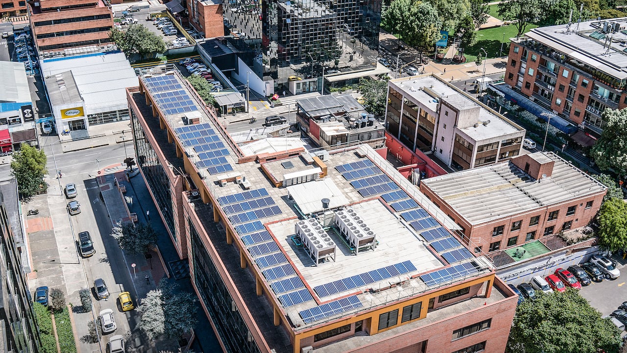 Enel garantiza que el sistema solar fotovoltaico generará energía por encima del 80 por ciento de la potencia nominal en el año 25 de operación y brinda soluciones a la medida según las necesidades del cliente.