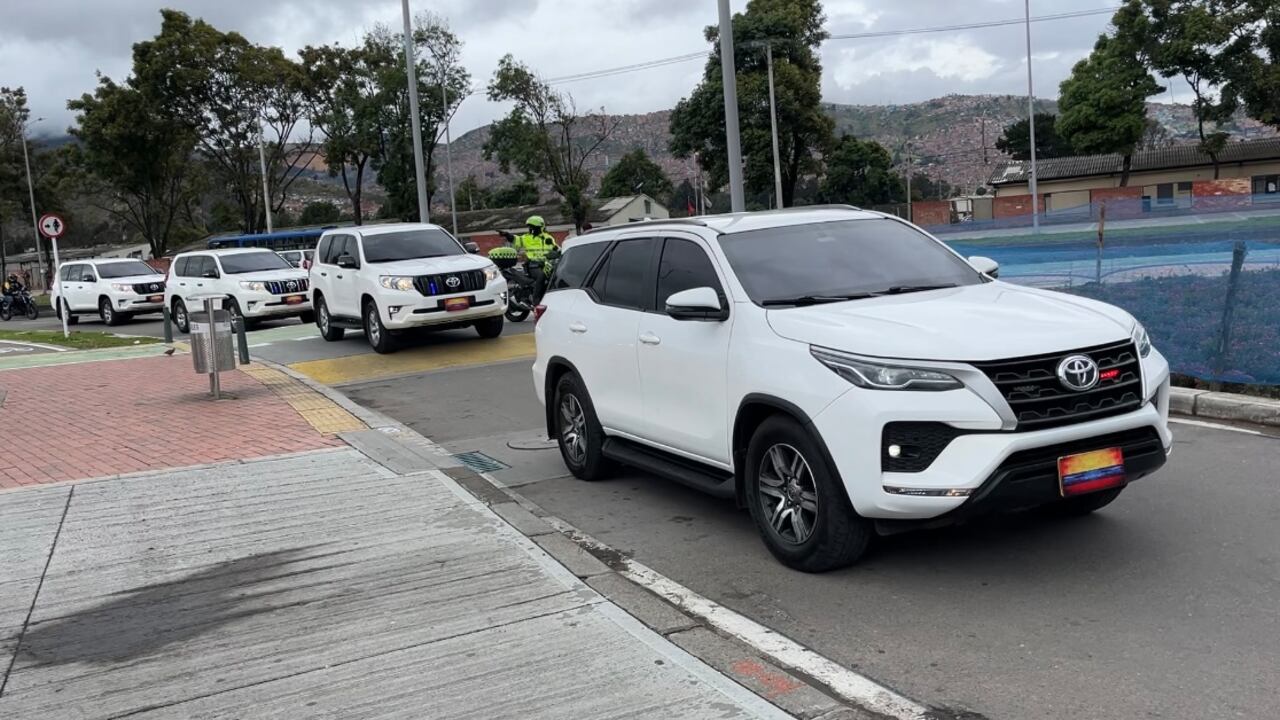 Esta fue la caravana de la primera dama, Verónica Alcocer, al ingresar este jueves a la cárcel La Picota, en Bogotá.