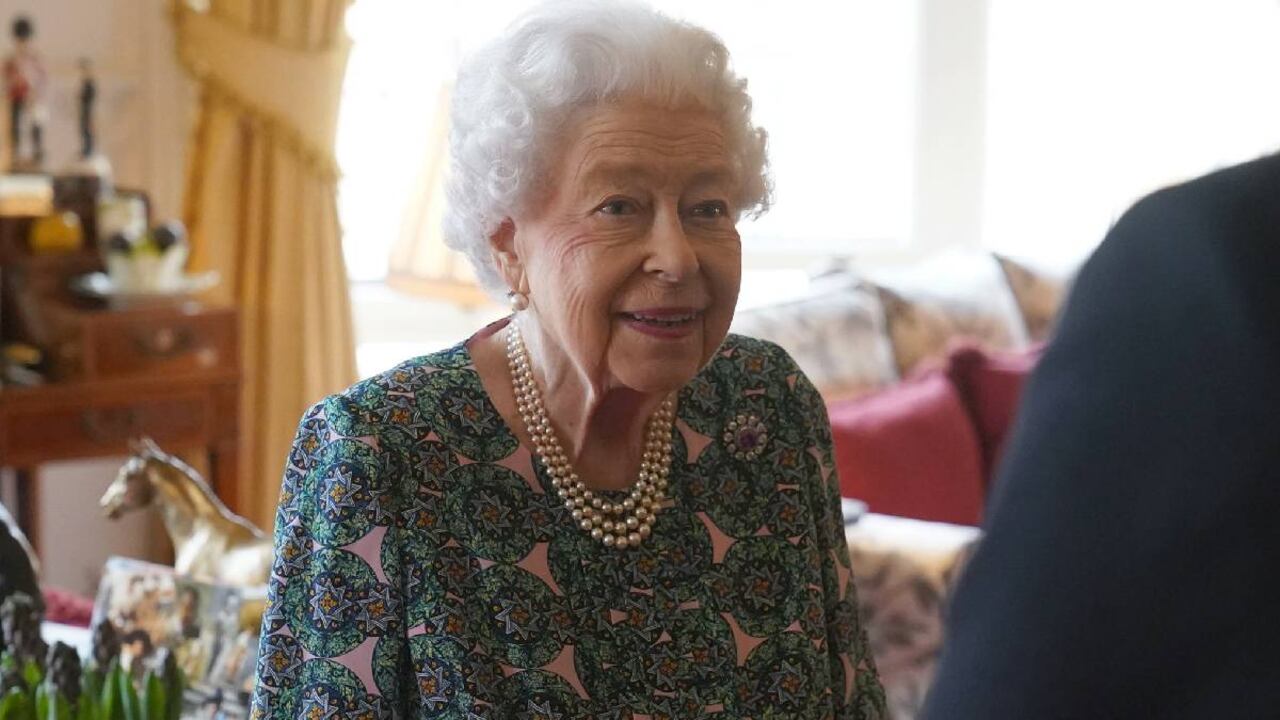Reina Isabel de Inglaterra abandona palacio de Buckingham.