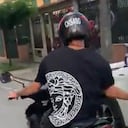 La falta de respeto quedó registrada en video. El motociclista dejó descubierta la placa de su vehículo.