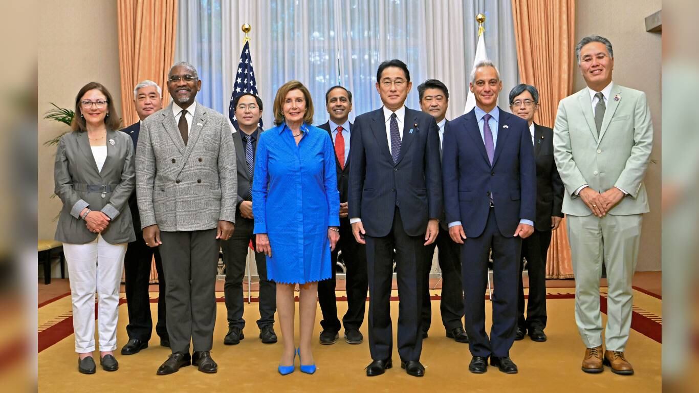 La presidenta de la Cámara de Representantes de Estados Unidos, Nancy Pelosi, delante, centro izquierda, y su delegación del Congreso posan para una foto con el primer ministro japonés Fumio Kishida, centro derecha, antes de su desayuno de trabajo en la residencia oficial del primer ministro en Tokio. Foto: Kyodo News vía AP.