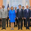 La presidenta de la Cámara de Representantes de Estados Unidos, Nancy Pelosi, delante, centro izquierda, y su delegación del Congreso posan para una foto con el primer ministro japonés Fumio Kishida, centro derecha, antes de su desayuno de trabajo en la residencia oficial del primer ministro en Tokio. Foto: Kyodo News vía AP.