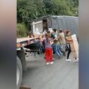 Saqueo de vehículo de carga pesada en una carretera de Antioquia.