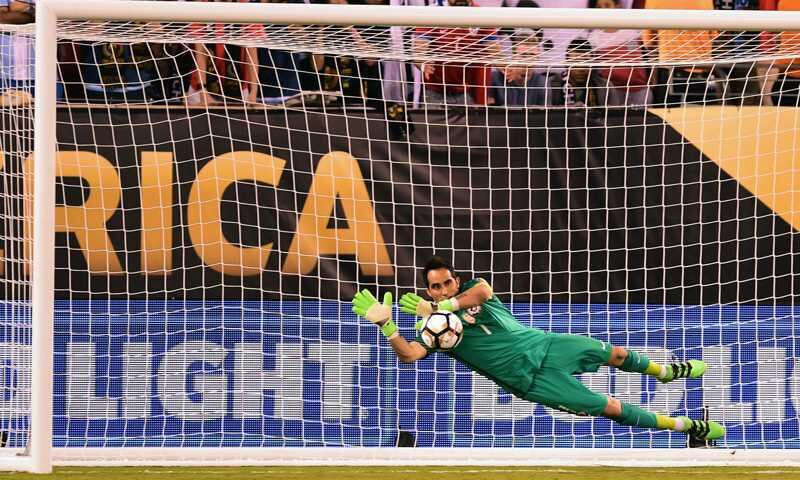 Claudio Bravo le atajó el penalti decisivo a Lucas Biglia.