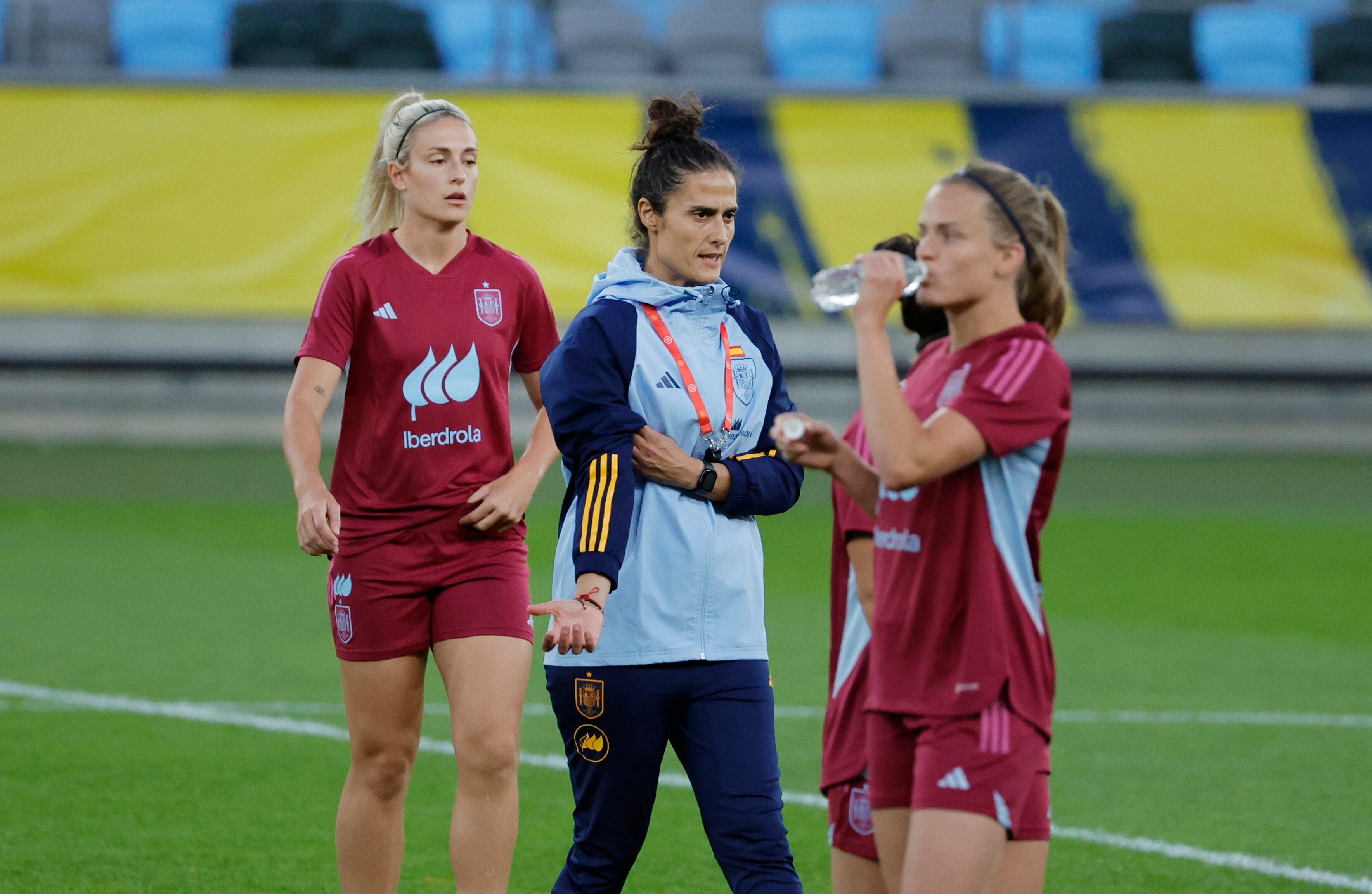 La entrenadora de la selección nacional femenina de fútbol de España, Montse' Tomé, en el centro, dirige una sesión de entrenamiento en Gotemburgo, Suecia, antes del partido de la Liga de Naciones de la UEFA contra Suecia, el jueves 21 de septiembre de 2023. (Adam Ihse/TT News Agency vía AP)