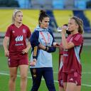 La entrenadora de la selección nacional femenina de fútbol de España, Montse' Tomé, en el centro, dirige una sesión de entrenamiento en Gotemburgo, Suecia, antes del partido de la Liga de Naciones de la UEFA contra Suecia, el jueves 21 de septiembre de 2023. (Adam Ihse/TT News Agency vía AP)