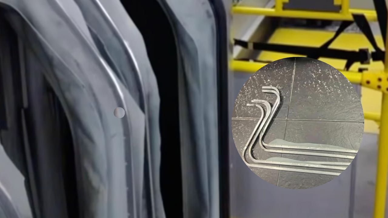 Piezas de aluminio desprendidas de los buses de TransMilenio por el hombre capturado.