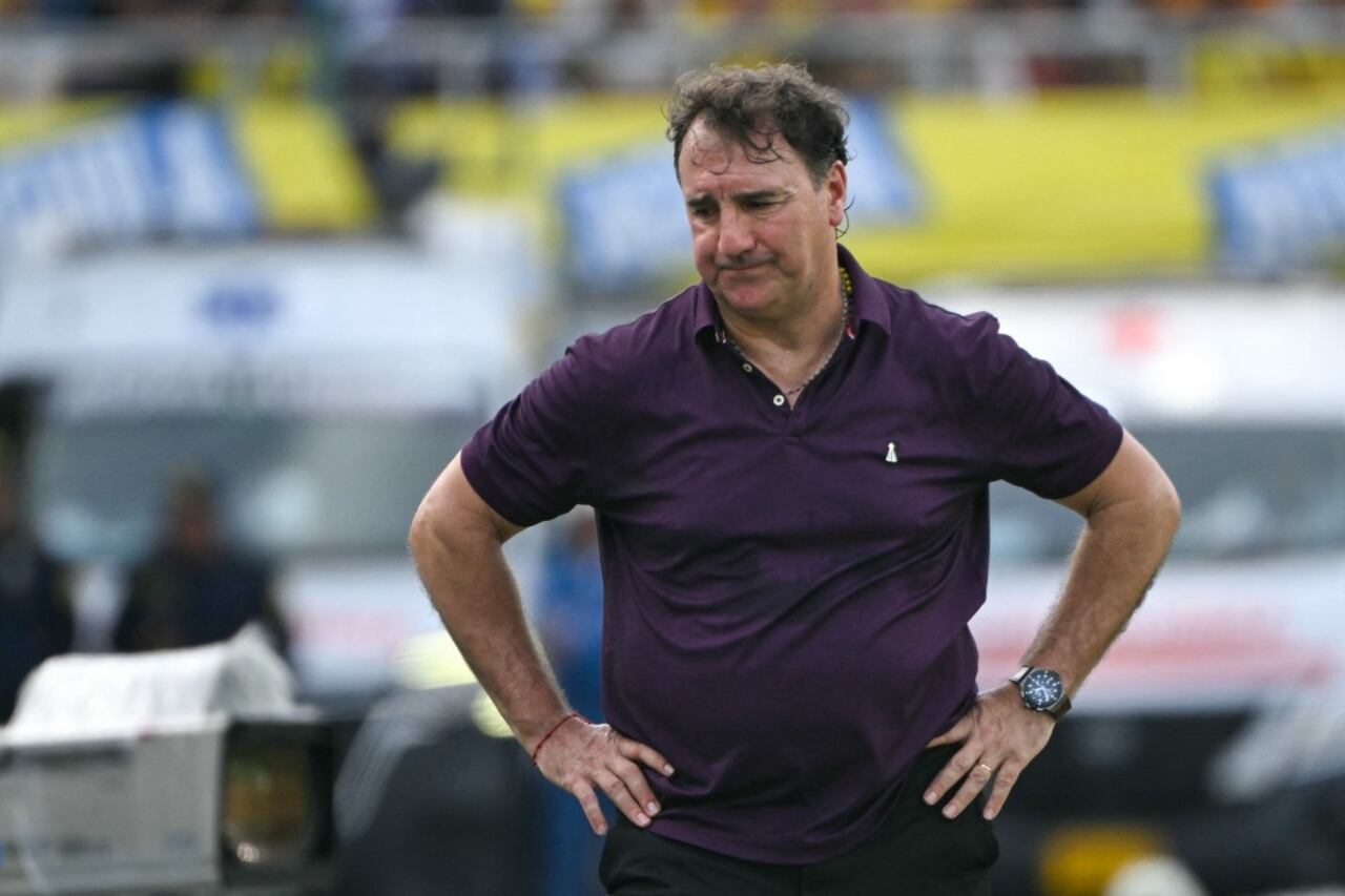 El entrenador argentino de Colombia, Néstor Lorenzo, hace gestos durante el partido de fútbol de las eliminatorias sudamericanas para la Copa Mundial de la FIFA 2026 entre Colombia y Perú, en el estadio Metropolitano Roberto Meléndez de Barranquilla, Colombia, el 6 de junio de 2025. (Foto de Luis ACOSTA / AFP)
