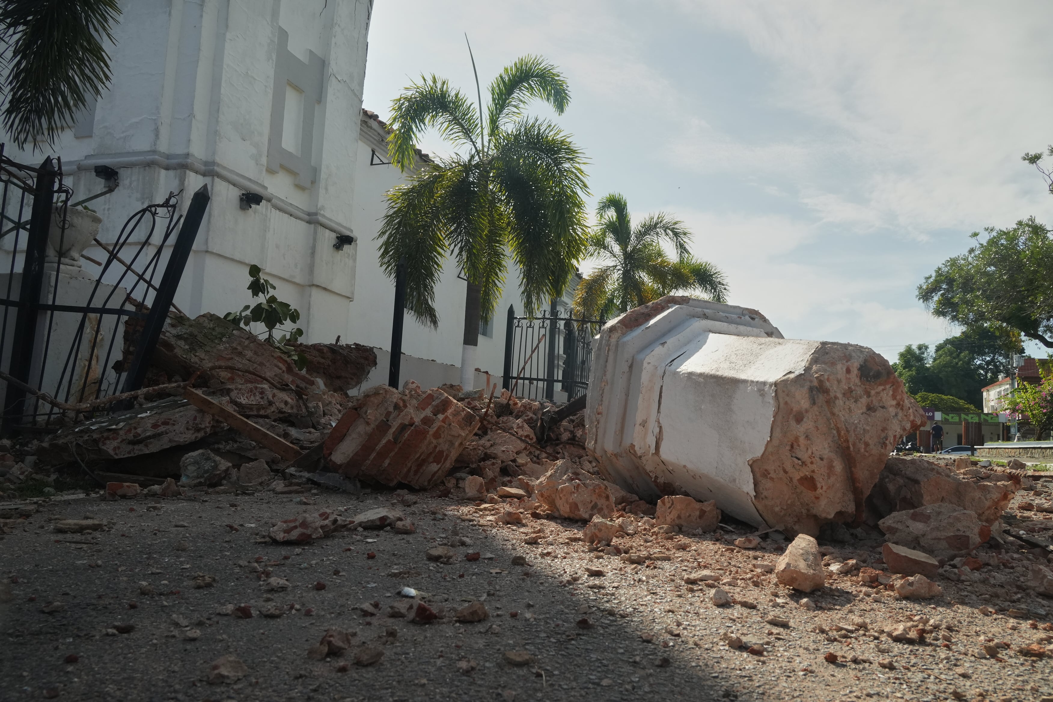 Escombros de la torre de una iglesia dañada por un terremoto yacen en Villa de los Santos, Panamá.