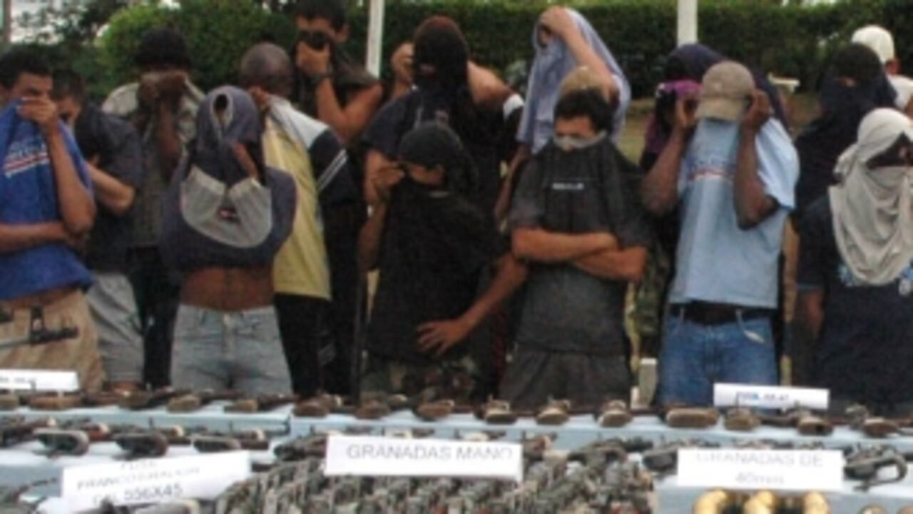 Entrega en Zarzal de 56 integrantes de los "Machos" y su armamento.