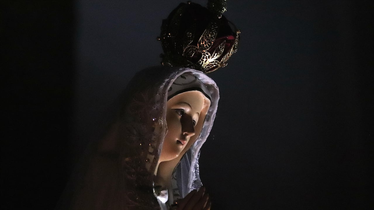 El mes de mayo es el momento consagrado a la Virgen y por eso cientos de creyentes se unen a ella en la oración