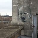 Prypiat es una ciudad en el norte de Ucrania, cerca de la frontera con Bielorrusia. La ciudad fue abandonada en 1986 tras un gran accidente en la central nuclear de Chernóbil y todo lo que había dentro de los edificios quedó atrás, incluidos discos, papeles, televisores, juguetes para niños, muebles, objetos de valor y ropa, etc., que cualquier familia normal tendría consigo