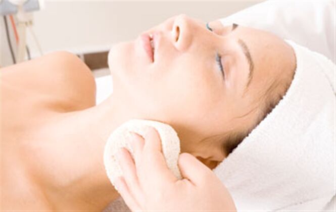 La vitamina F disminuye las manchas de la piel y ayuda a tratar los problemas de acné. 