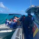 La Armada Nacional informó del rescate de 15 turistas en San Andrés, luego de una falla en el motor de la nave que los transportaba.