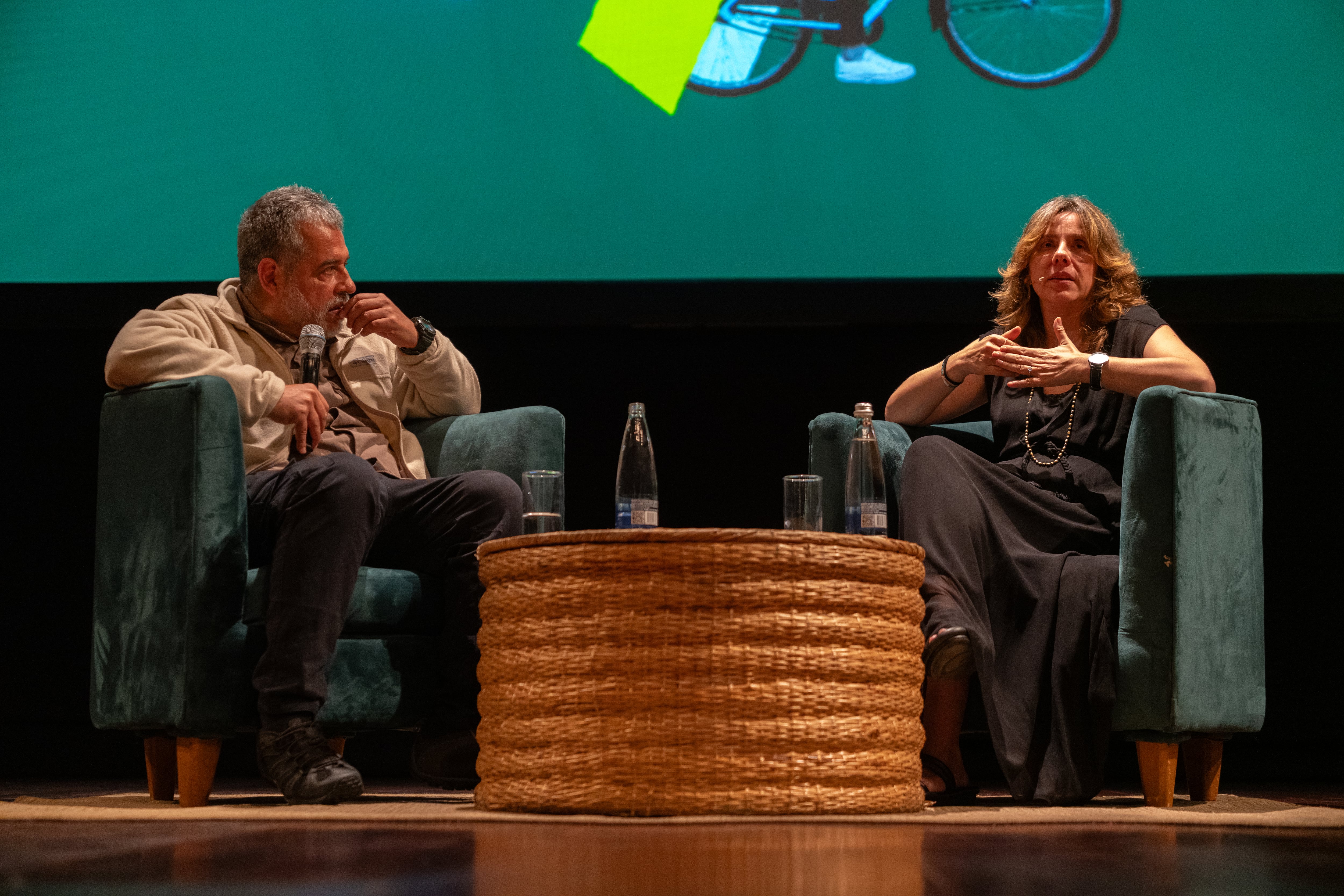 El escritor Mario Mendoza y la guionista Ana María Parra durante su charla sobre Estado de Fuga 1986 en el Hay Festival 2026