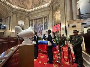 La Paloma de la Paz del maestro Fernando Botero fue trasladada en calle de honor al salón elíptico de la Cámara de Representantes.