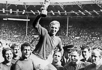 La impecable carrera del defensor Bobby Moore, campeón del mundo con Inglaterra en 1966, se vio empañada cuando fue acusado de robar un brazalete en Bogotá.