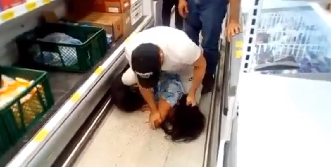 La mujer intentó zafarse, pero no lo logró.