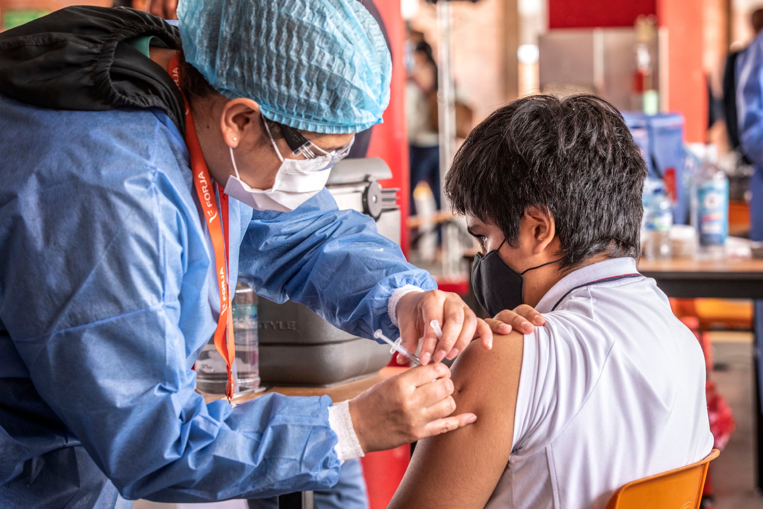 Vacunación contra Covid de niños mayores de 12 años en colegios.