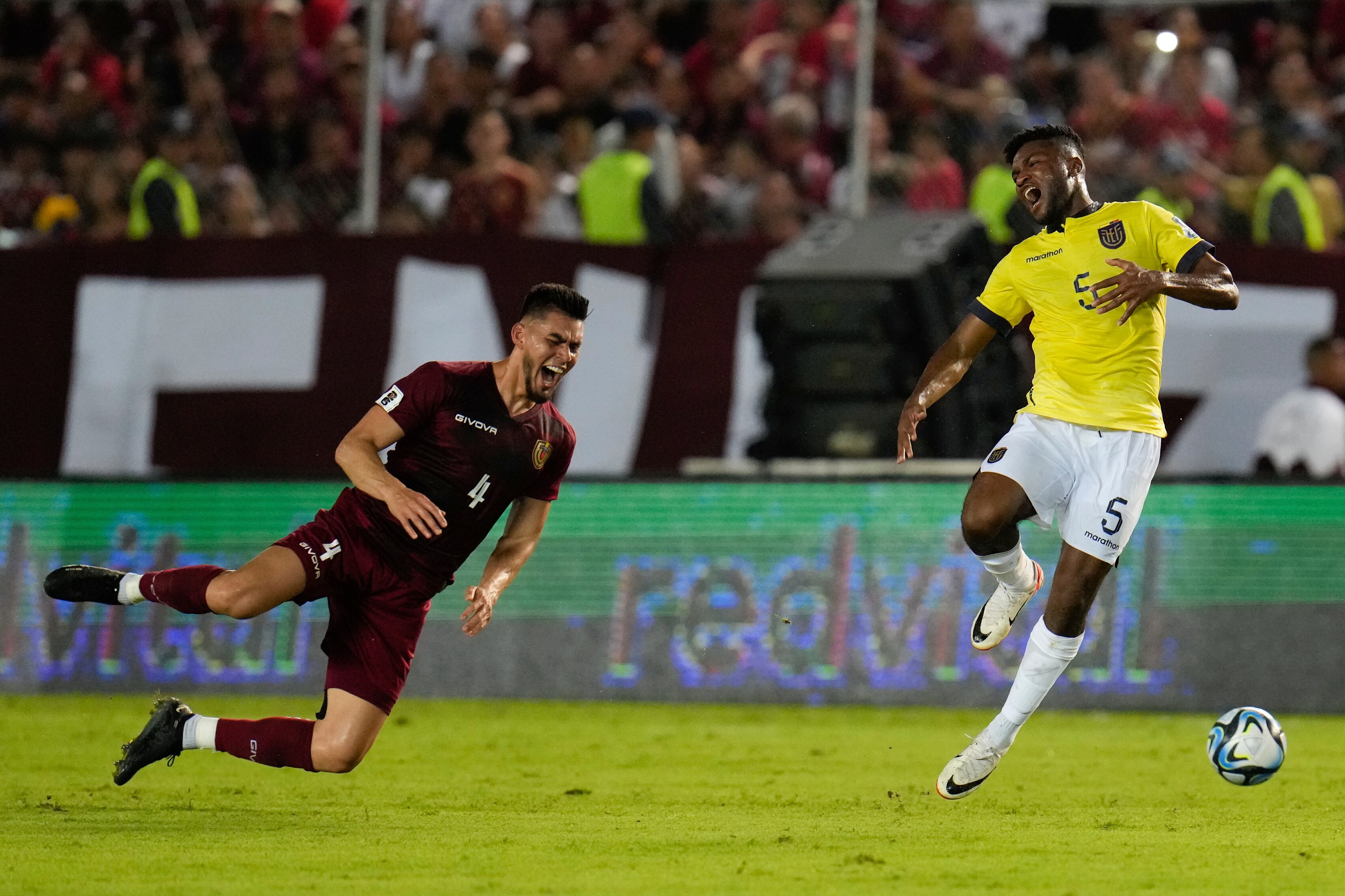 Los anfitriones por fin reaccionaron pasada la media hora de juego con un desborde de Yeferson Soteldo y, al borde del descanso, un remate a media distancia de Samuel Sosa que bloqueó Alexander Domínguez.